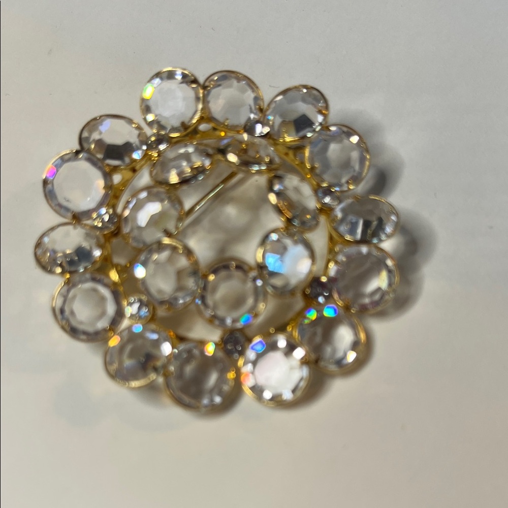 Gorgeous unmarked Kramer, Gol tone, Clear Crystal Brooch!